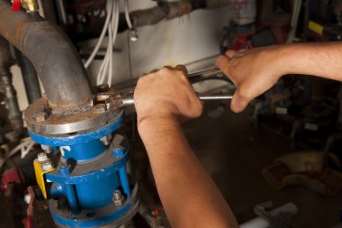 Tesisatçı çalışıyor.