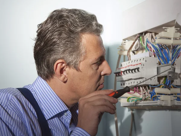 Électricien au travail — Photo