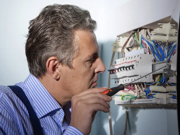 Electricista en el trabajo —  Fotos de Stock