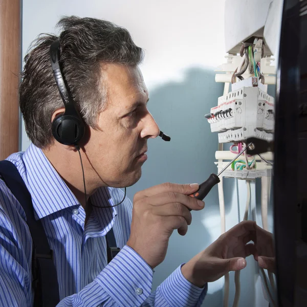 Elektriker på jobben – stockfoto