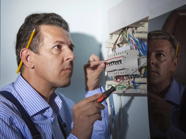 Elektriker på jobben – stockfoto