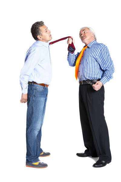 Бизнесмен связывается с молодым человеком
