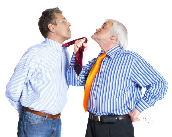 Homme d'affaires tirant une cravate à un homme plus jeune — Photo