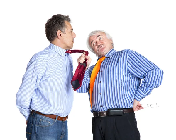 Affärsman dra en slips till yngre man — Stockfoto
