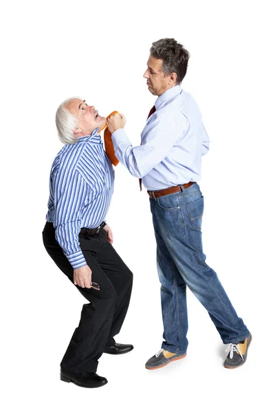 Empresario tirando de una corbata a un hombre mayor — Foto de Stock