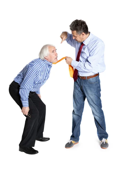 Empresario tirando de una corbata a un hombre mayor — Foto de Stock