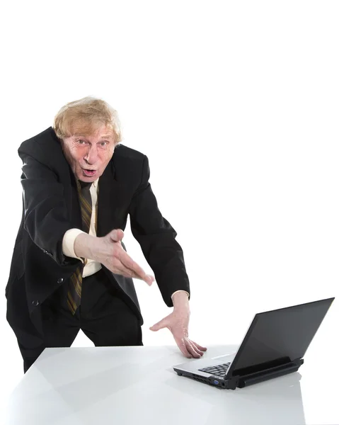 Geschäftsmann zeigt staunend auf Laptop — Stockfoto