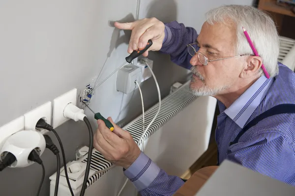 Électricien au travail — Photo