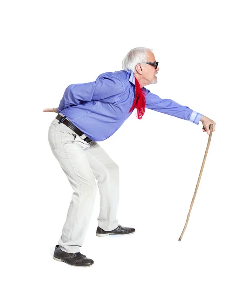 Retrato de comprimento total de um homem sênior andando com cana — Fotografia de Stock