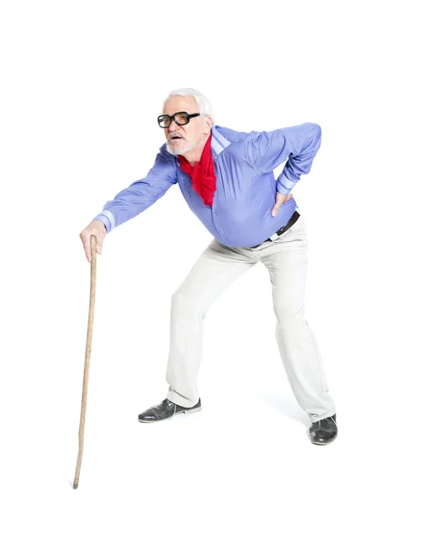 Retrato completo de un hombre mayor caminando con bastón — Foto de Stock