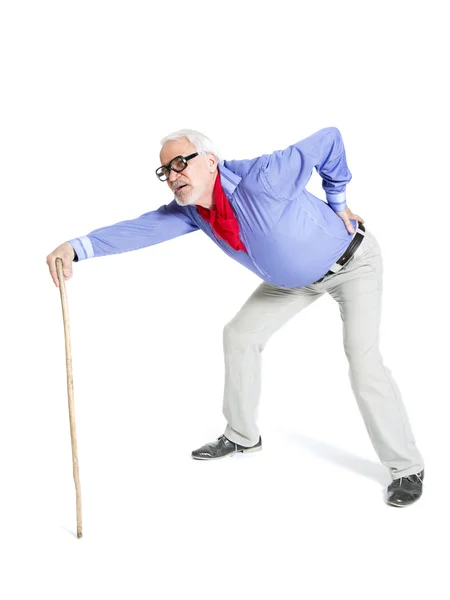 Retrato de comprimento total de um homem sênior andando com cana — Fotografia de Stock