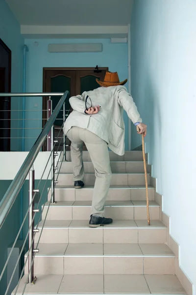 Mann steigt mit Rückenschmerzen die Treppe hinauf — Stockfoto
