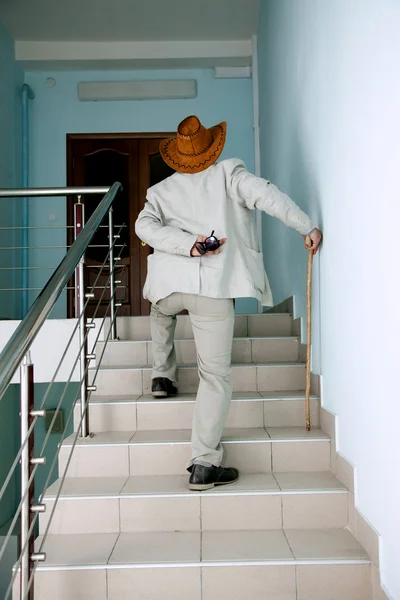Homem sobe as escadas com a dor nas costas — Fotografia de Stock
