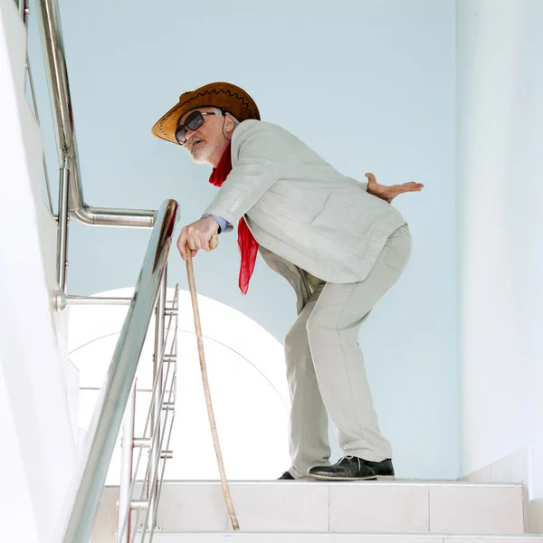 Man klimt de trap met de pijn in zijn rug — Stockfoto