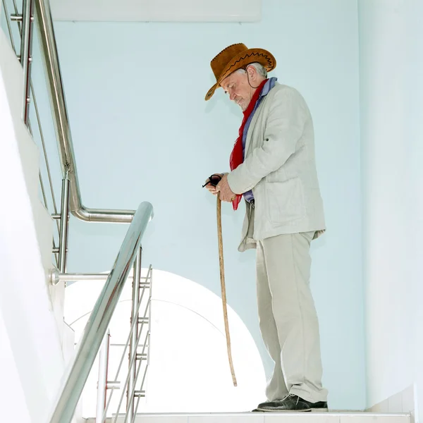 Uomo sale le scale con il dolore alla schiena — Foto Stock