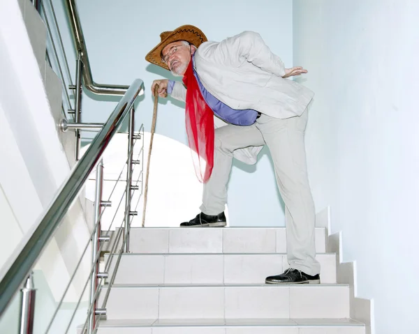 Man climbs the stairs with the pain in his back — Stock Photo, Image