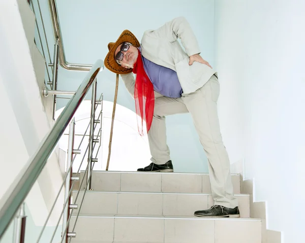 Man climbs the stairs with the pain in his back — Stock Photo, Image