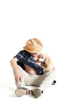 Bir fino köpeği ile oturan şapkalı bir adam