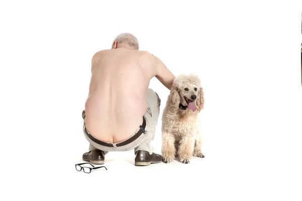 Man zit terug naar de camera met een hond — Stockfoto