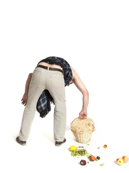 Homme avec mal de dos panier de fruits tombés — Photo