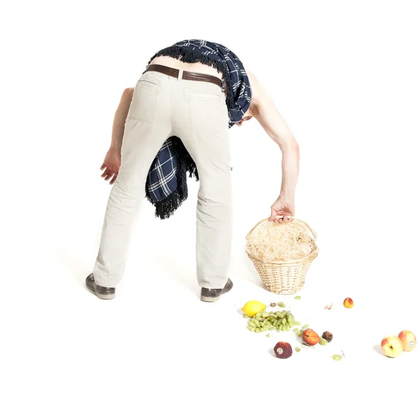 Homme avec mal de dos panier de fruits tombés — Photo