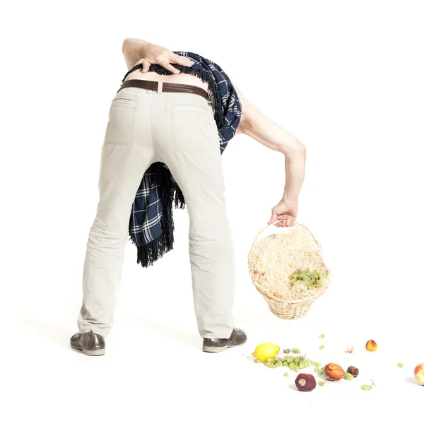 Mann mit Rückenschmerzen ließ Obstkorb fallen — Stockfoto