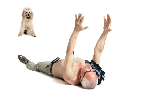 Mann mit Hund liegt auf dem Boden und legt die Hände in die Höhe — Stockfoto