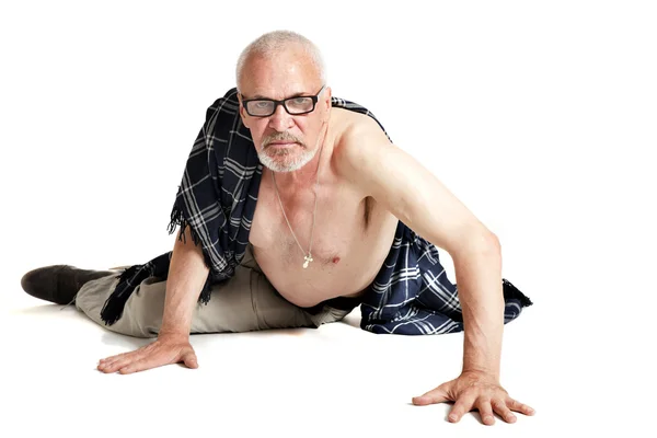 Aufgebrachter Mann mit Decke auf dem Boden liegend — Stockfoto