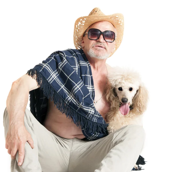 Uomo con un cappello seduto con un barboncino — Foto Stock