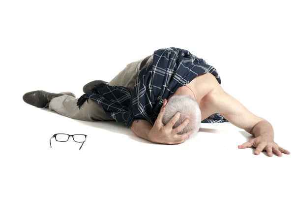 Hombre trastornado cubierto con manta acostado en el suelo —  Fotos de Stock