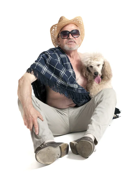 Hombre con sombrero sentado con un caniche —  Fotos de Stock