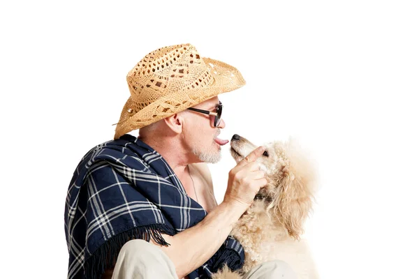 Άνθρωπος σε ένα καπέλο που κάθεται με ένα poodle — Φωτογραφία Αρχείου