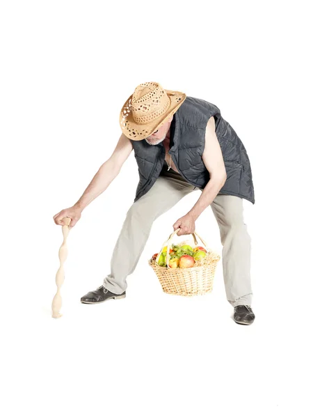 Uomo con un cesto di frutta e canna — Foto Stock