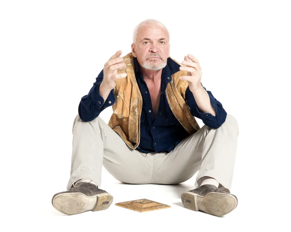 Hombre se sienta en el suelo con calado dorado —  Fotos de Stock