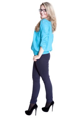 güzel sarışın mavi bluz ve pantolon