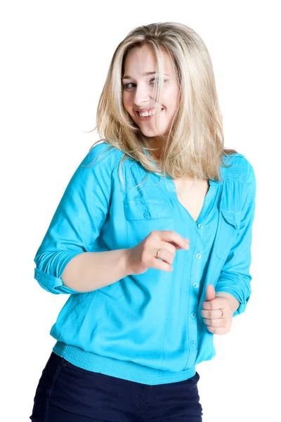 Красивая блондинка в голубой блузке и брюках — стоковое фото