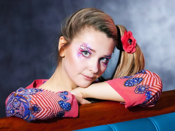 Mulher jovem loira bonita com maquiagem original — Fotografia de Stock