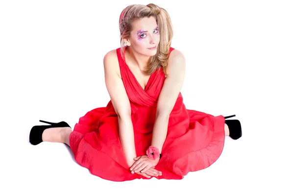 Mujer sonriente en un vestido rojo con maquillaje original — Foto de Stock