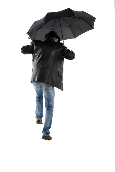 Homem com guarda-chuva preto andando sobre um fundo branco — Fotografia de Stock