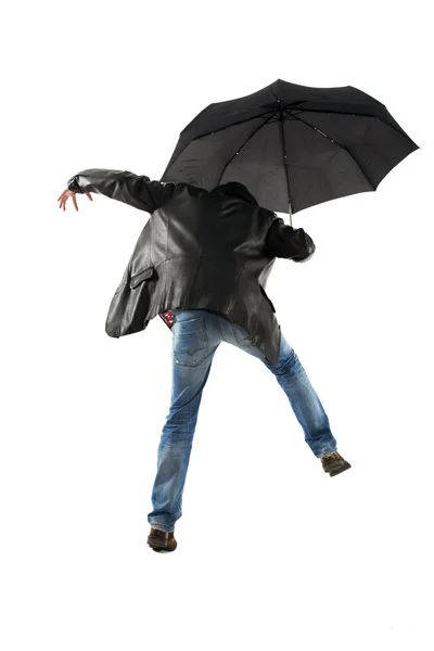 Man met zwarte paraplu lopen op een witte achtergrond — Stockfoto