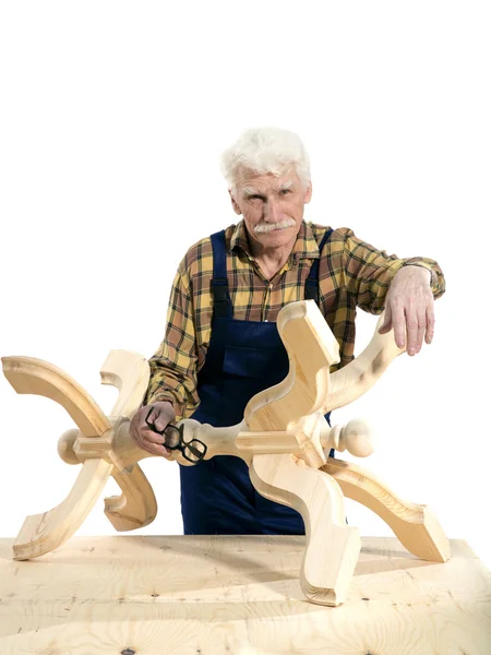 Carpintero hace una percha de madera — Foto de Stock