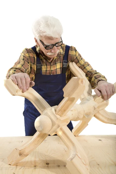 Carpenter maakt een houten hanger — Stockfoto