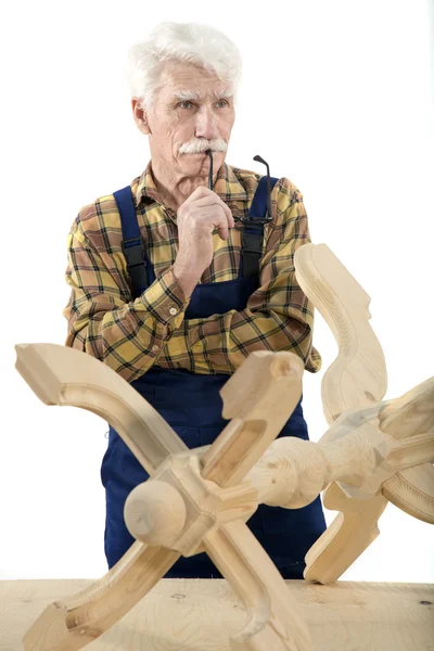 Carpenter gör en trä hängare — Stockfoto