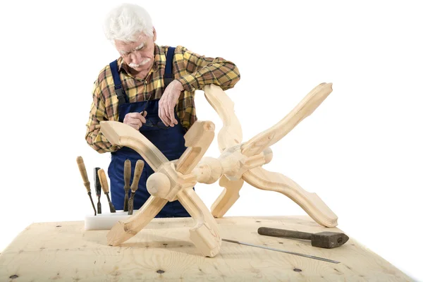 Charpentier fait un cintre en bois — Photo