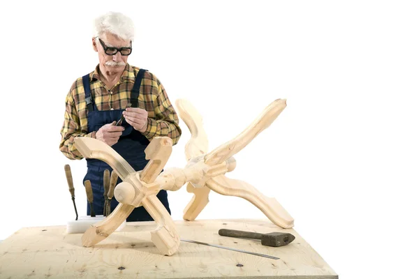 Плотник делает деревянную вешалку — стоковое фото