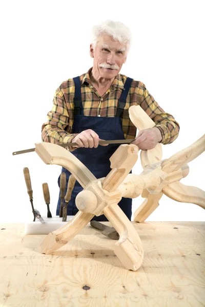 Carpintero hace una percha de madera — Foto de Stock