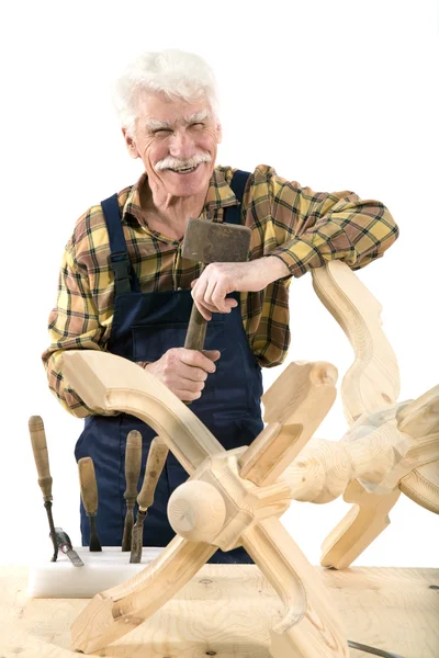 Tischler fertigt einen Holzaufhänger — Stockfoto