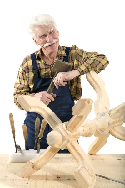 Carpenter maakt een houten hanger — Stockfoto