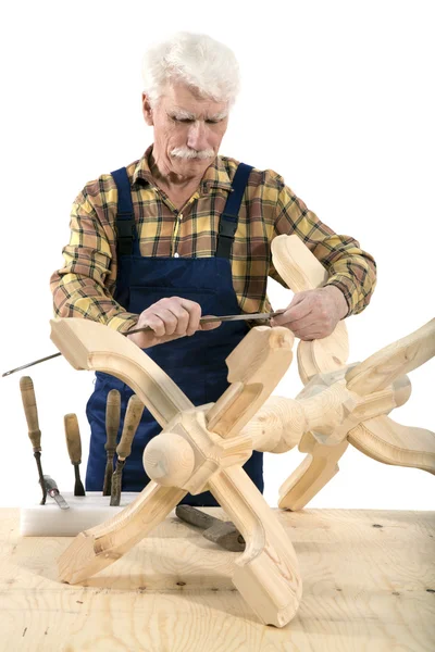 Carpintero hace una percha de madera —  Fotos de Stock