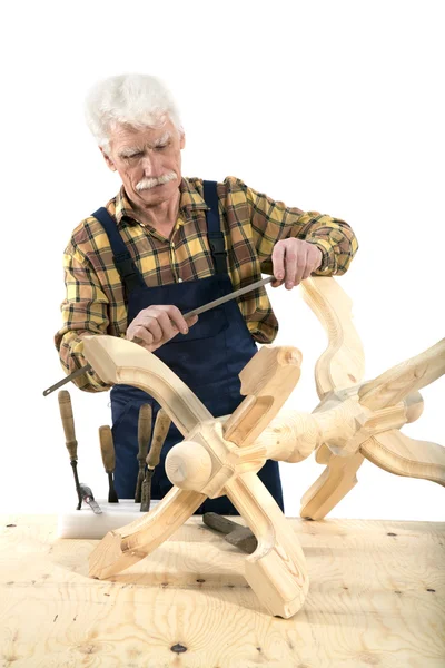 Carpenter gör en trä hängare — Stockfoto